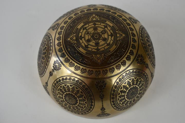 Thumbnail: Klangschale - 840 gr. 18 cm - Buddha Gravur - Herz - Klangmassage Meditation