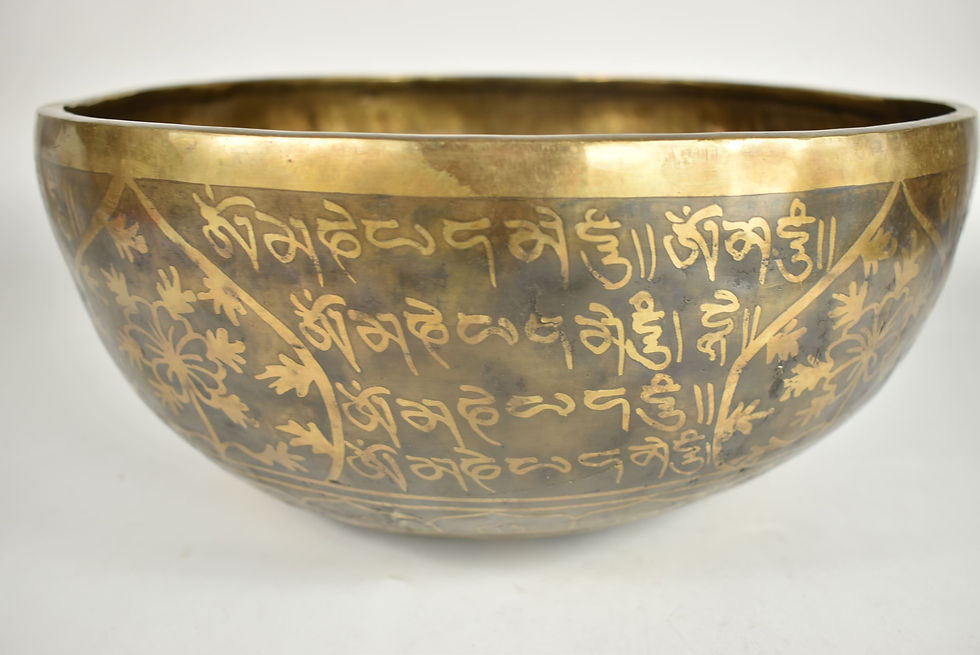 Thumbnail: Klangschale Gravur - 7 Chakren - 4044 gr. 33 cm - Beckenschale antik