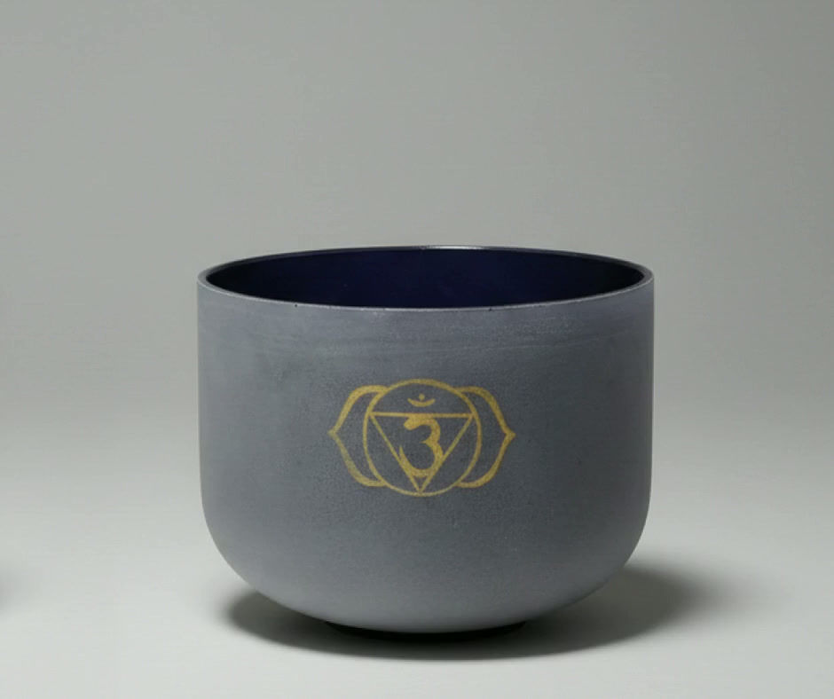 Kristallklangschale Note A/432 Hz - indigo - 8 Zoll - Ajna-Chakra - mit Zubehör - Video