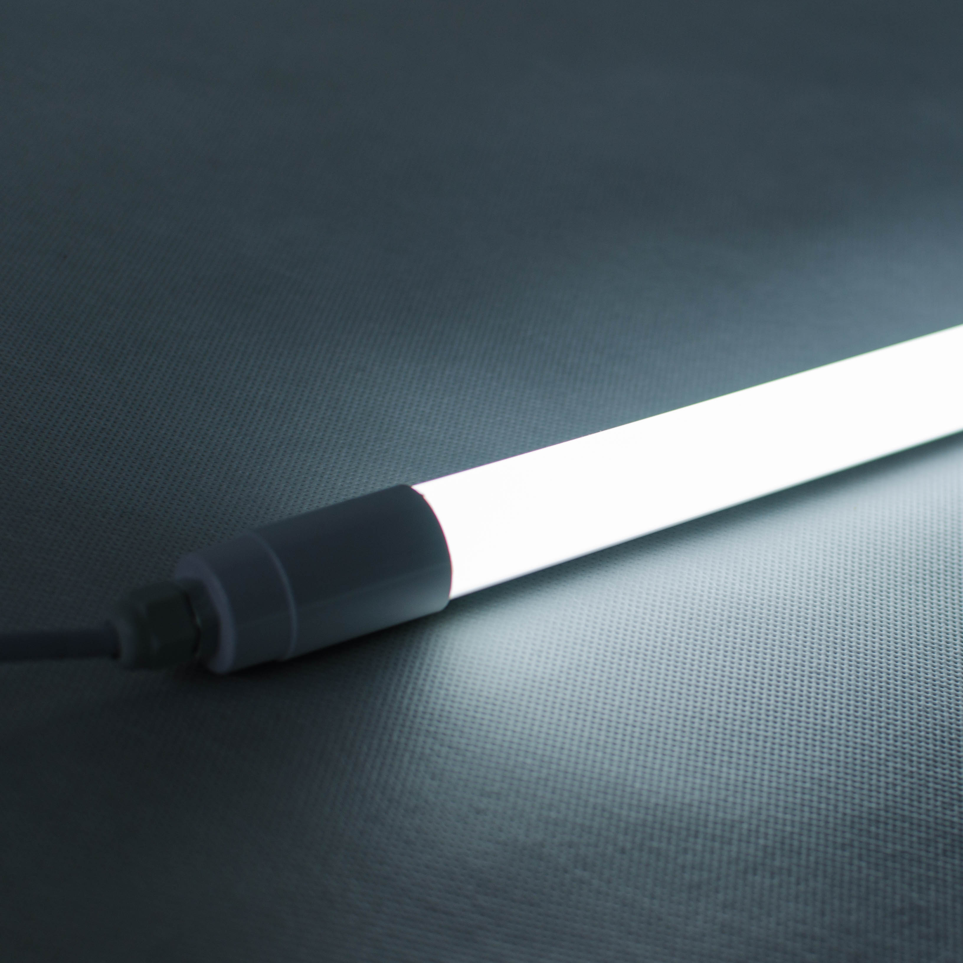 Lampa T8 LX1200J