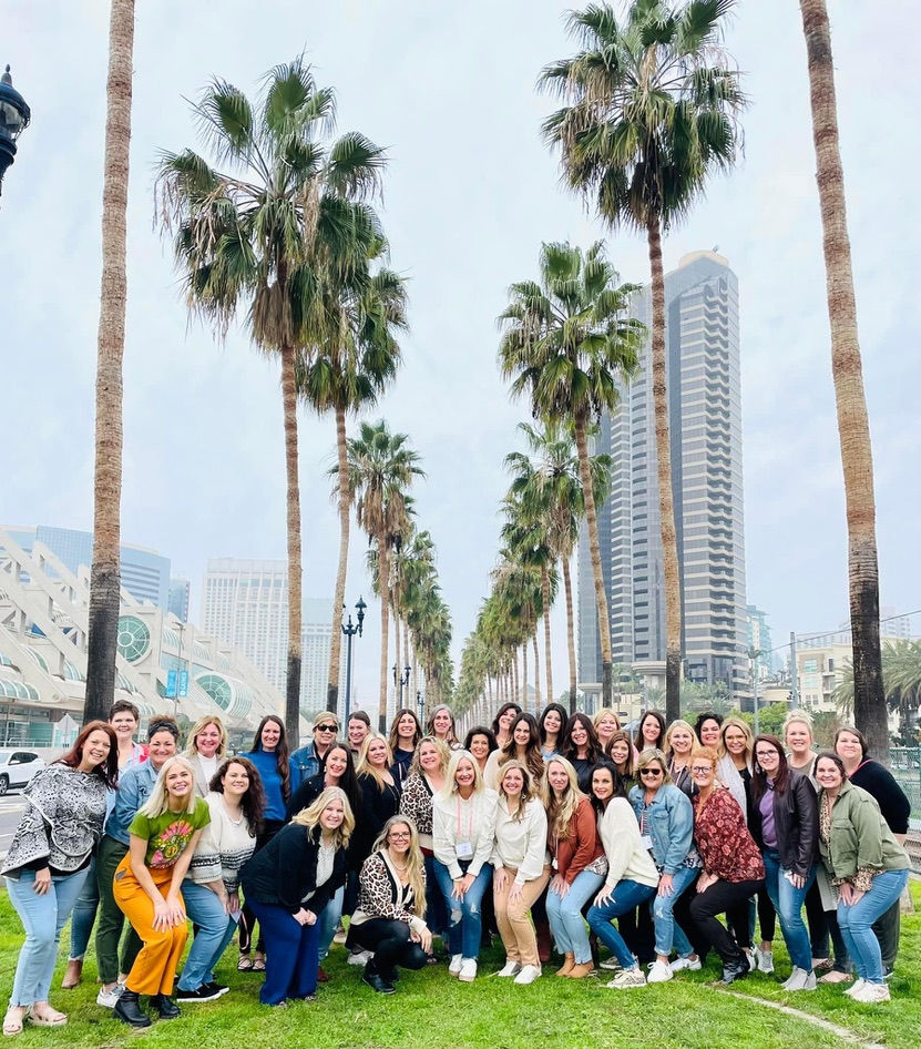 Group picture in front of palm trees