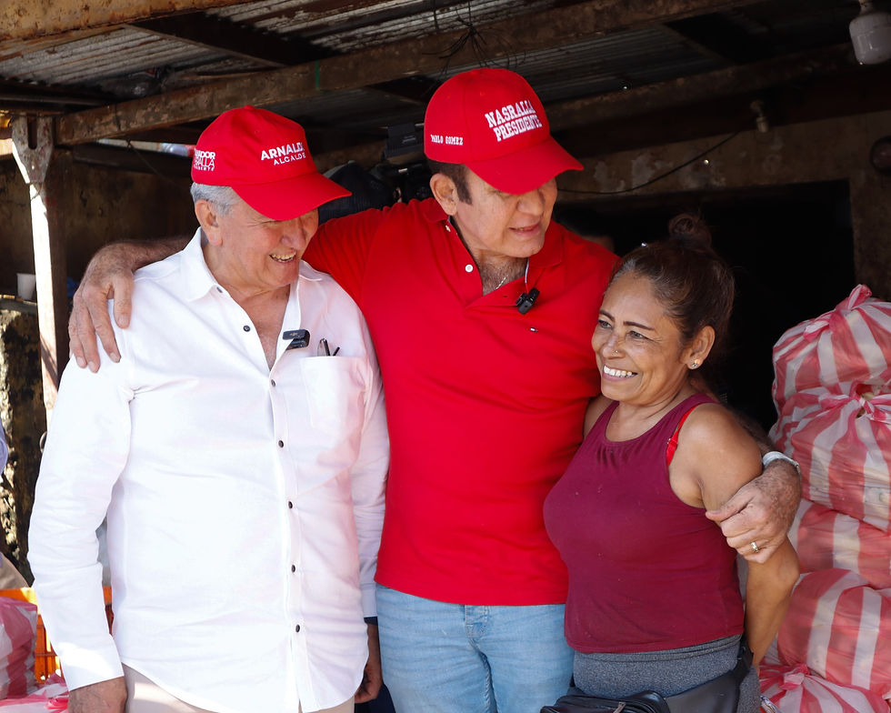 Arnaldo Martínez y Salvador Nasralla salundado a los comerciantes del mercado Dandy.