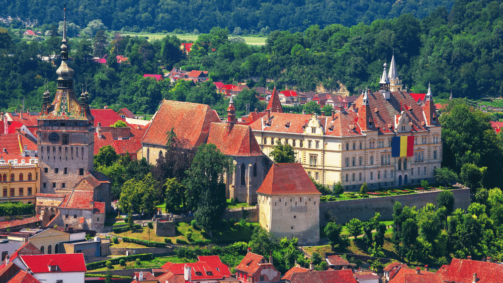 Veduta panoramica di Biertan con chiesa fortificata e case tradizionali della Transilvania.
