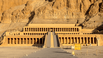 Veduta del Tempio di Hatshepsut incastonato tra le pareti rocciose della Valle dei Re.
