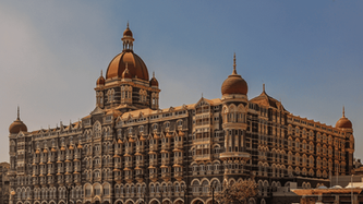 Facciata del Taj Mahal Palace Hotel a Mumbai con cupole e architettura storica.