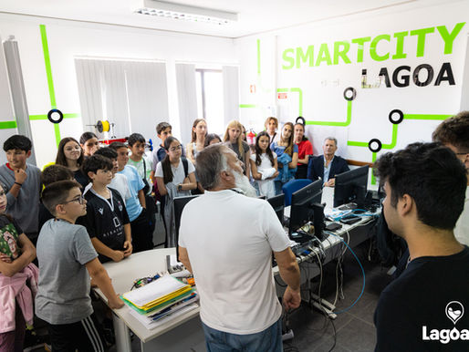 Rui Mesquita apresenta a alunos a Sala de Operações SmartCity Lagoa, com monitores e sistemas de monitorização em tempo real.