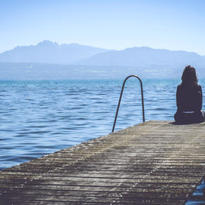 Seule mais puissante : Comment la solitude peut te révéler à toi-même ?
