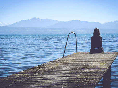 Seule mais puissante : Comment la solitude peut te révéler à toi-même ?