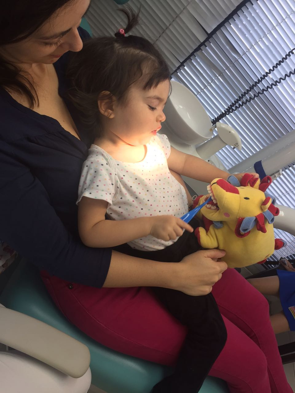 mae com bebe no dentista