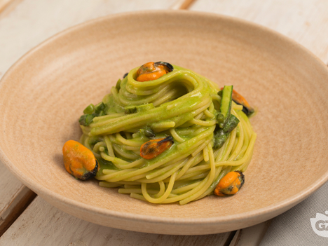 Spaghetti con crema di Piselli, asparagi e cozze