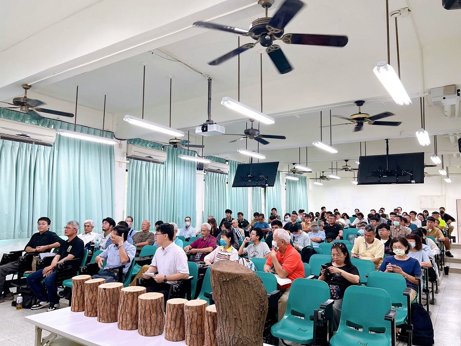 左1「森林城市協會 莊傑任 理事長」;左2「屏科大植物醫學系 業師 王瑞輝」;左3「國立屏東科技大學 植物教學醫院 陳文華 院長」;左4「國立屏東科技大學 農學院林宜賢 院長」。(攝影/森林城市協會)