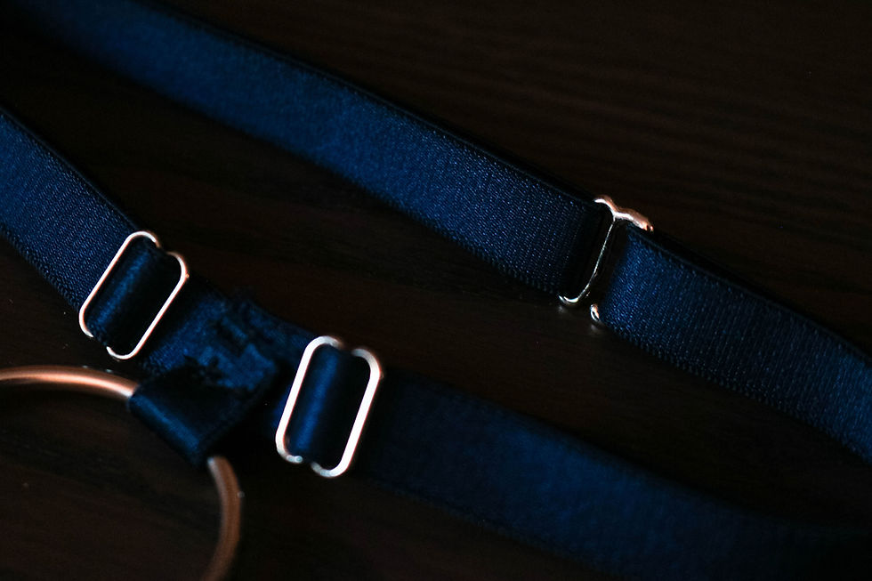 Gros plan sur les détails du ras de cou à cercles. Finitions parfaites et matériaux de qualité. Lingerie de luxe.