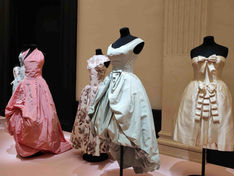 Si vous ne deviez visiter qu'un seul musée consacré à la mode, le Palais Galliera est une excellente adresse. Contrairement à beaucoup d'autres musées, il ne possède pas d'exposition permanente. Lors de ma visite, deux expositions étaient proposées : Tisser, broder, sublimer. Les savoir-faire de la mode, du 13 décembre 2025 au 18 octobre 2026, consacrée aux métiers du textile, de la broderie, de la dentelle et des techniques d'ornement.