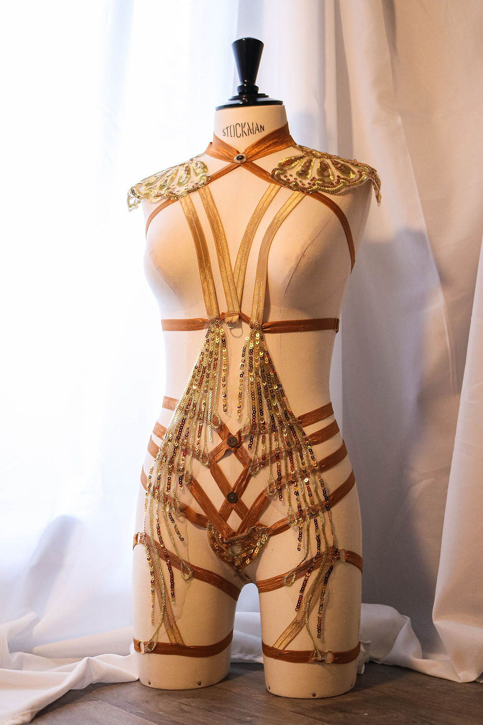 le Body Harnais Topless – Épaulettes Guerrière. ce body incarne la puissance. porté par un manequin de confection de face.