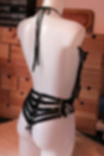 Une femme sublimée par le body tailleur. Lingerie habillée et sensuelle. Fabrication française artisanale.