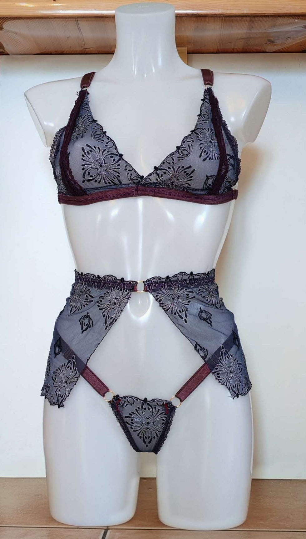 Miniature : manequins portent la parure de lingerie violette.