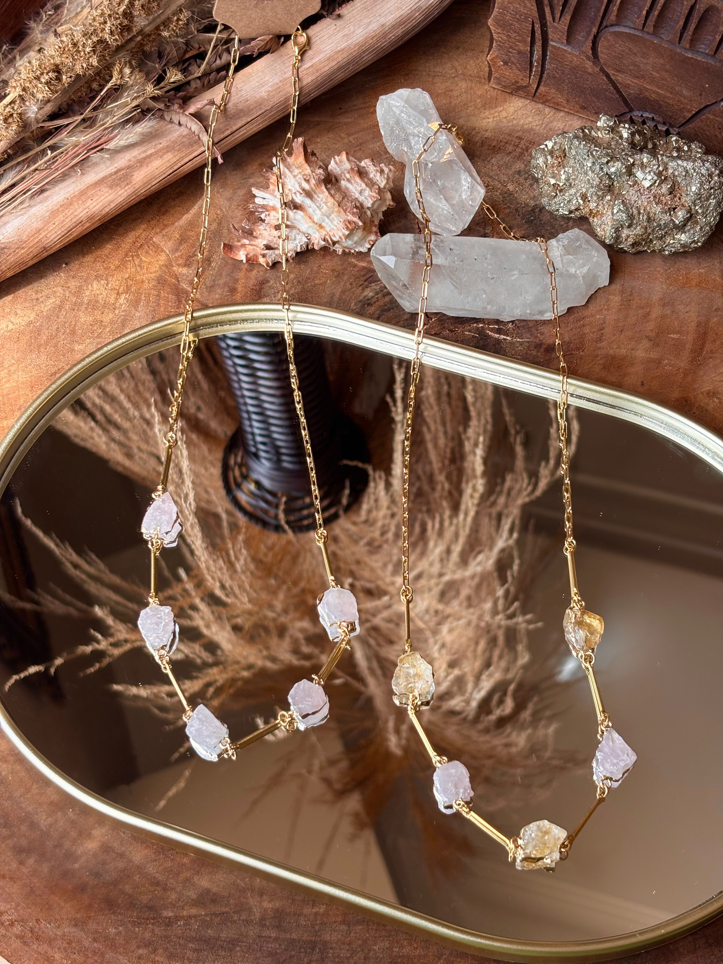 Colar folheado pedras naturais