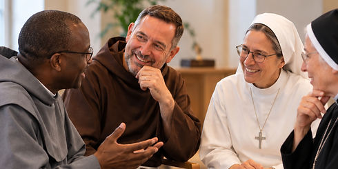 Conversation chaleureuse entre religieux et religieuses_edited.jpg