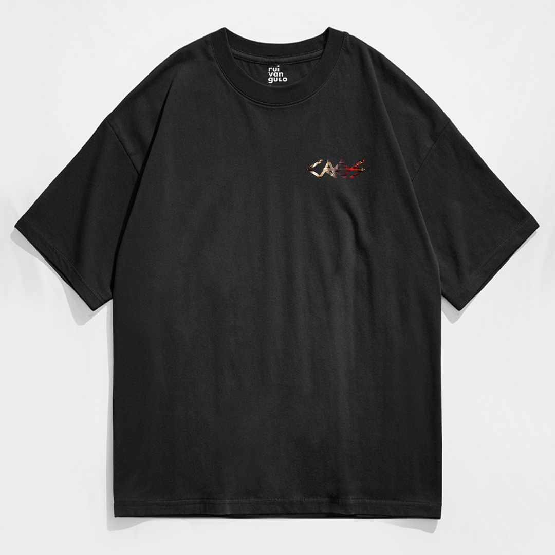 Camiseta oversized preta Ruivangulo Caos Reverso, estampa pequena na frente e corte largo.