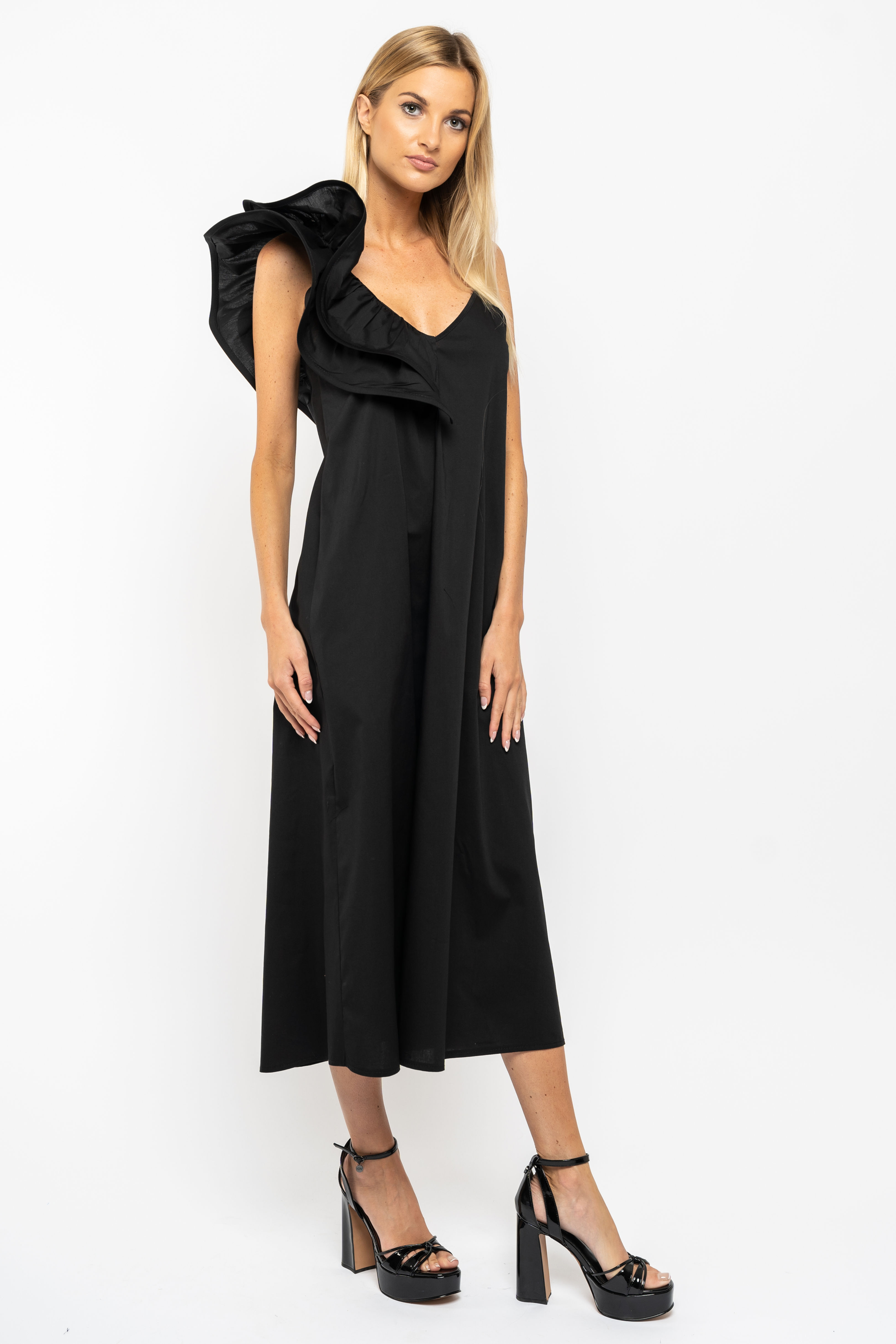 Šaty s asymetrickým volánem