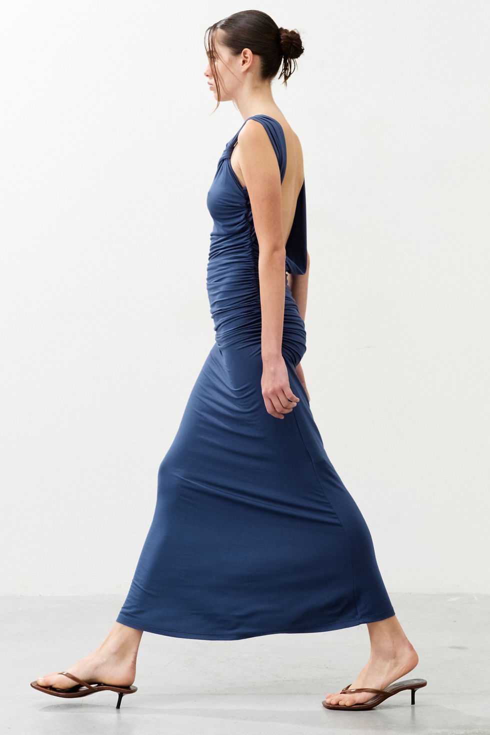 Miniatura: Modré šaty s výstřihem na zádech