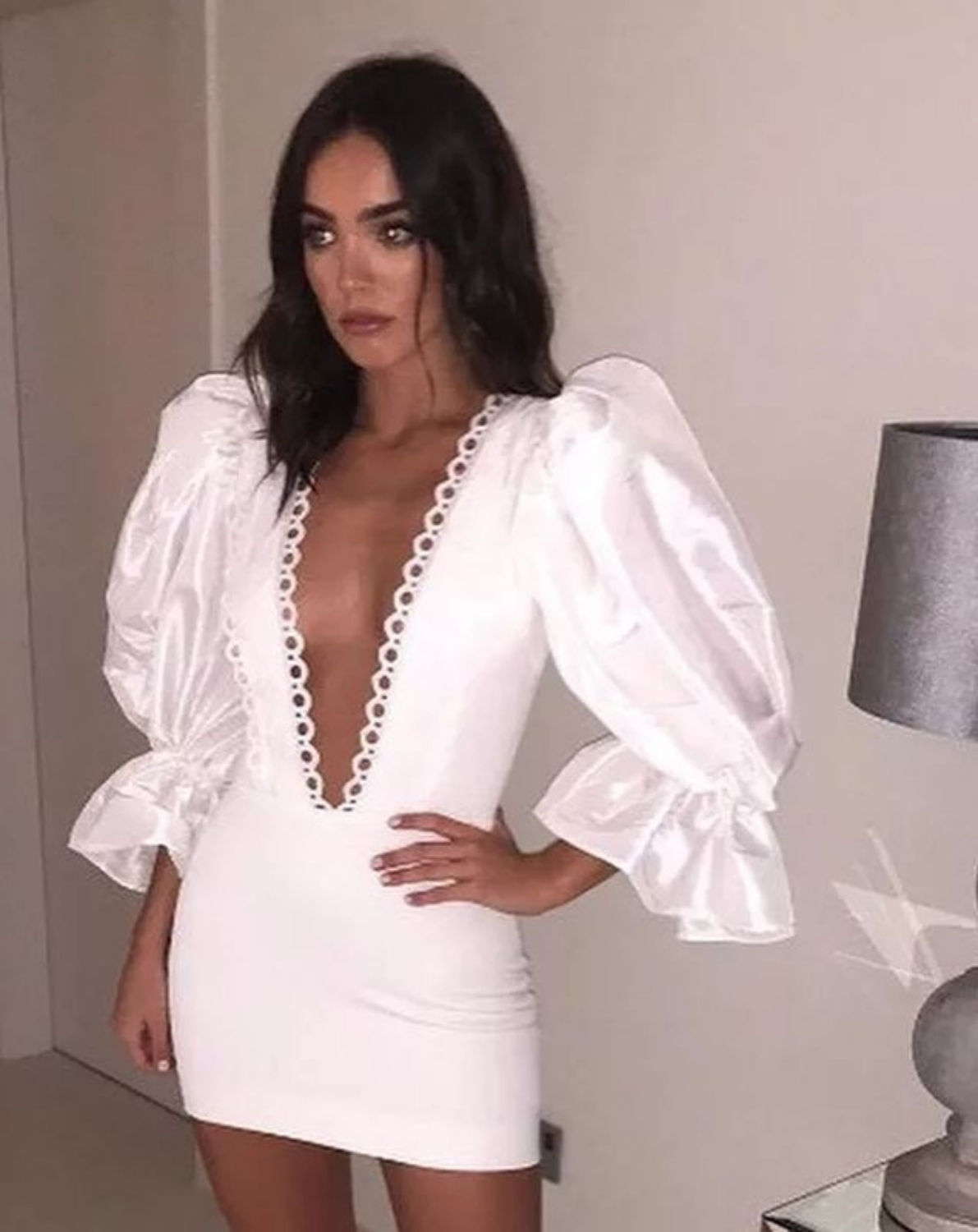 Mini vestido white escote profundo mangas puff VGH5