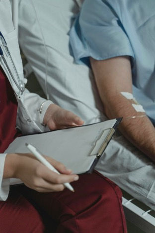 How do Medicaid managed care (MCO) and fee-for-service (FFS) programs compare in terms of health care utilization after discharge home from the hospital?