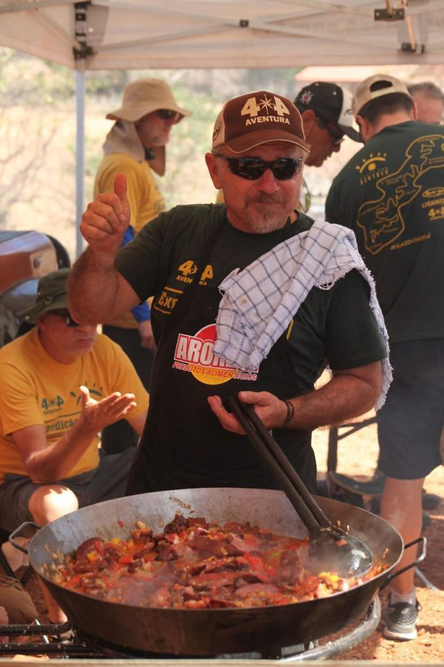 Chef Fabian preparando o “rangão”