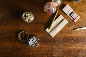 Algunos de los materiales necesarios para poder liar el porro perfecto.