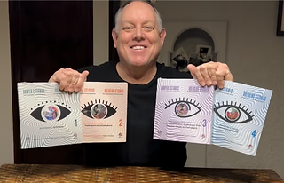 Imagen del antropólogo Marty Otañez junto a su serie de libros relacionados con el cannabis