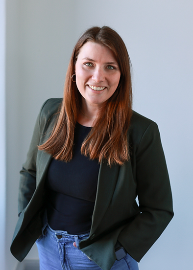 Eine zufriedene Klientin lächelt freundlich in die Kamera