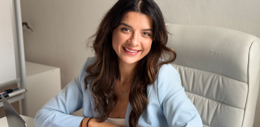 Bussines-Coach Merve lächelt freundlich in die Kamera