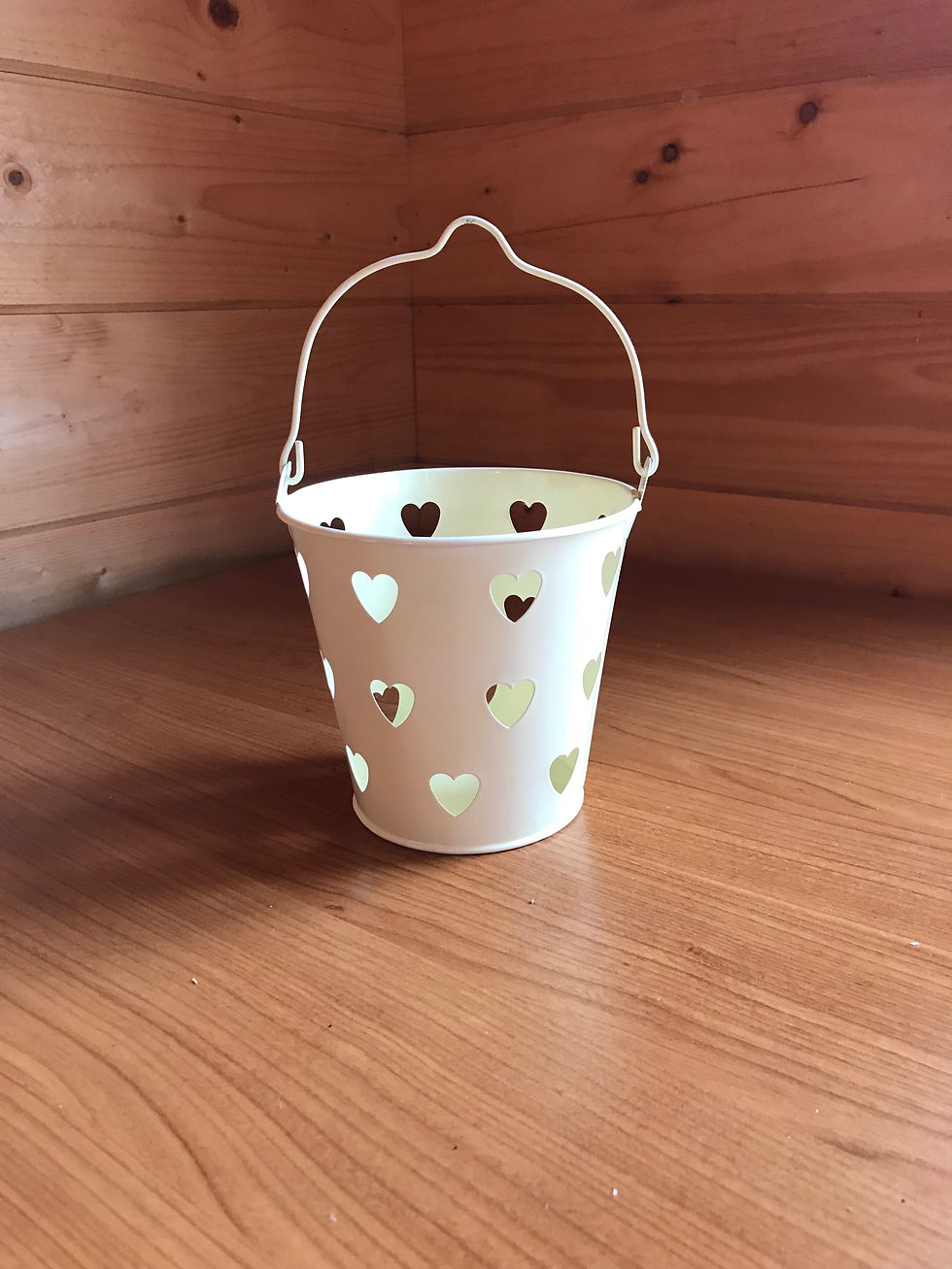 £1 Medium metal heart contaoiner