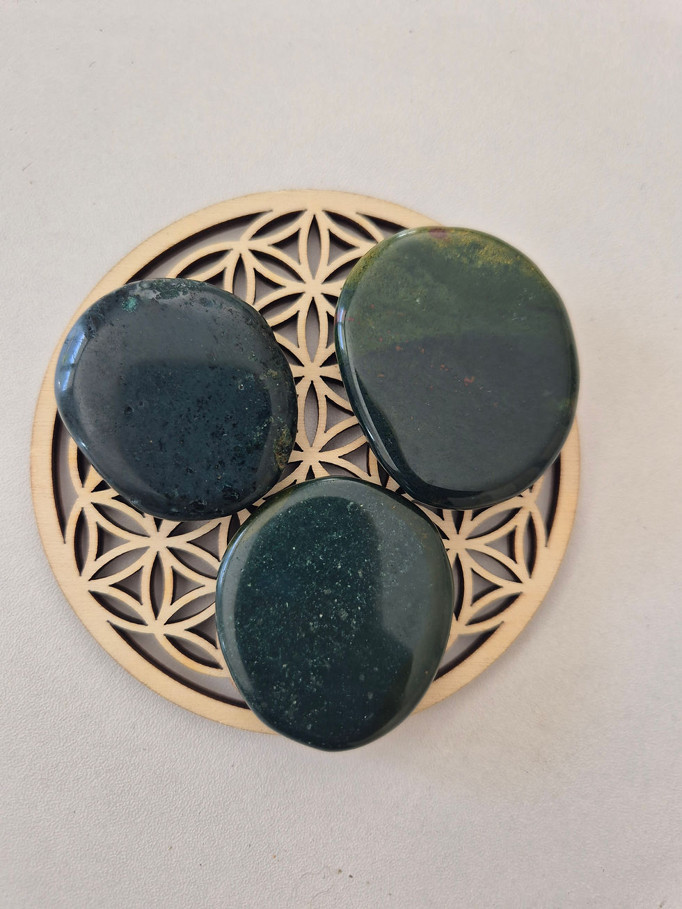 galet plat en jade vert