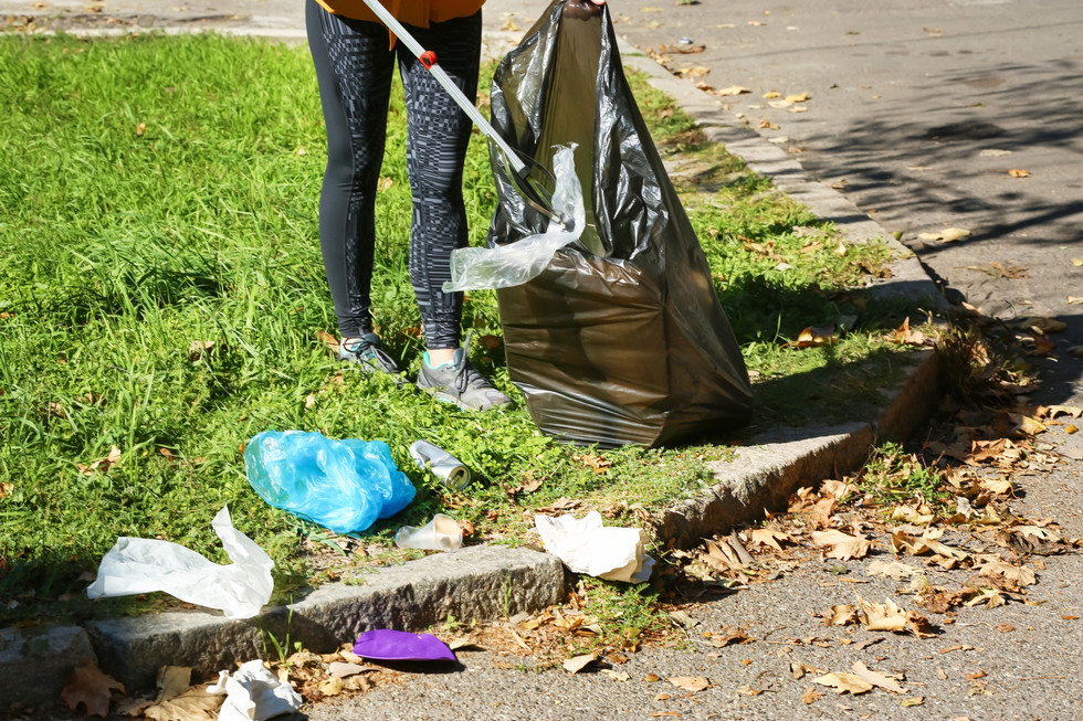 Pickingupgarbagage.jpeg