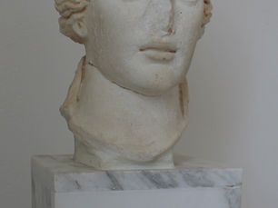 Cabeza femenina ¿Apolo? ¿Victoria?