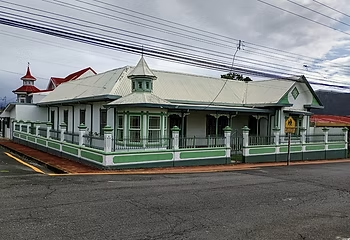 Casa ubicada en avenida 2, calle 1ª., perteneció a la familia cafetalera Arce Villalobos, construida en 1915 en bahareque y madera, con hermosos detalles y lujosamente amueblada.