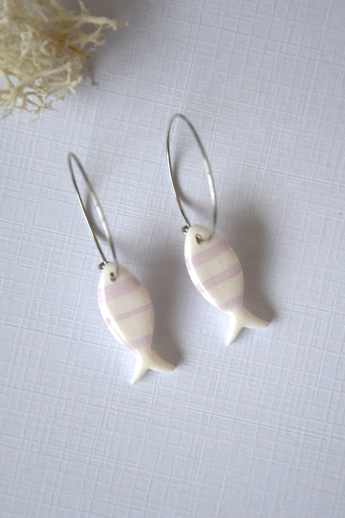 Boucles d'oreilles créoles argentées poisson marinière modèle1