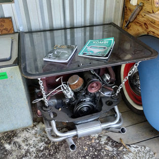 mesa com motor de fusca do container.jpg