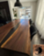 Table rivière époxy 3D sur fond noir en noyer noir