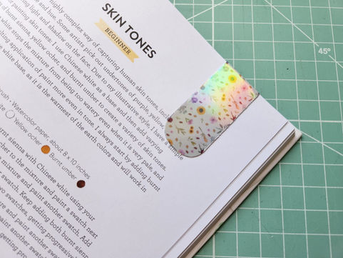 Um marca página magnético segurando um página de um livro.