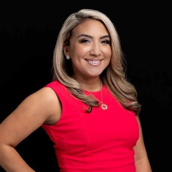 Latina con vestido de lectura