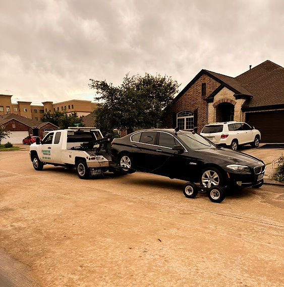 Covington Towing tow truck in Baytown, TX ready to provide professional 24-hour towing for cars, trucks, and SUVs