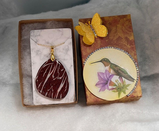 Thumbnail: Pendant with gift box