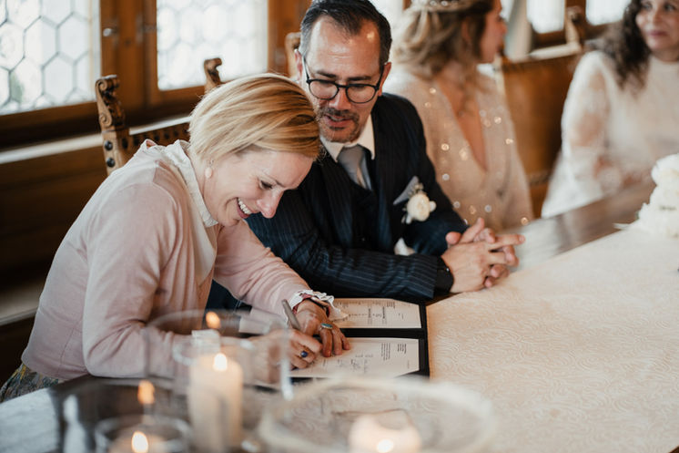 Trauzeugen unterschrieben bei der Trauung im Rathaus Sursee