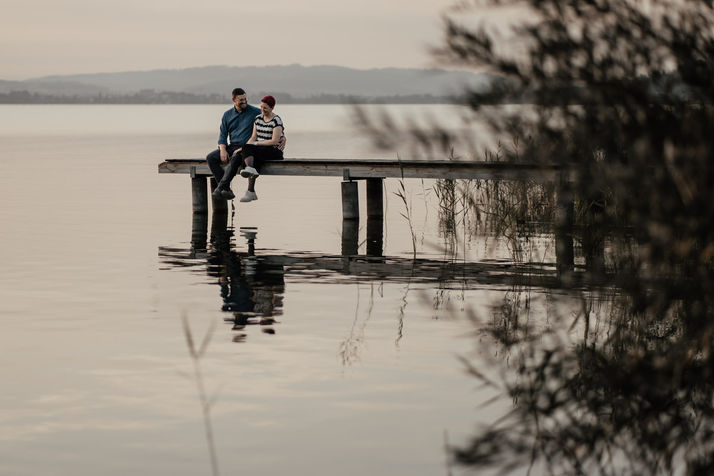 Paarfoto am Sempachersee bei Sonnenuntergang auf dem Steg