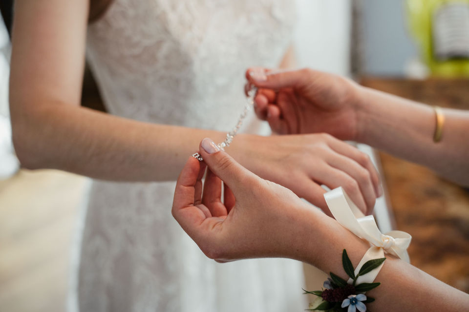Braut zieht Schmuck an, Getting Ready, Luzern Utenberg
