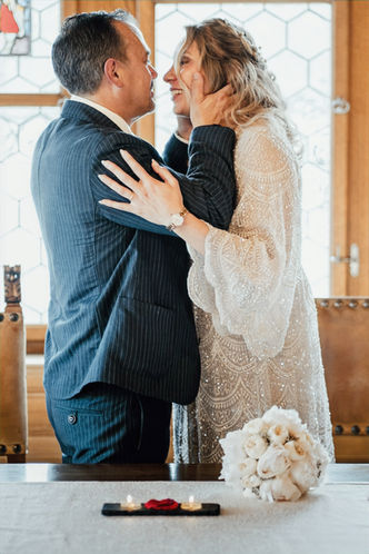 Brautpaar küsst sich nach der Trauung