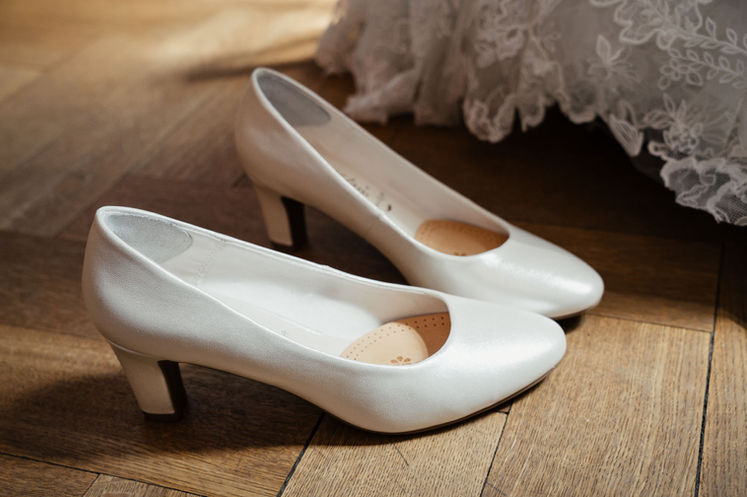 weisse Schuhe der Braut