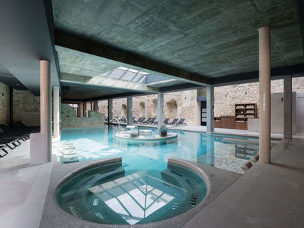 Hydrotherapy pool with jets at Castilla Termal Brihuega